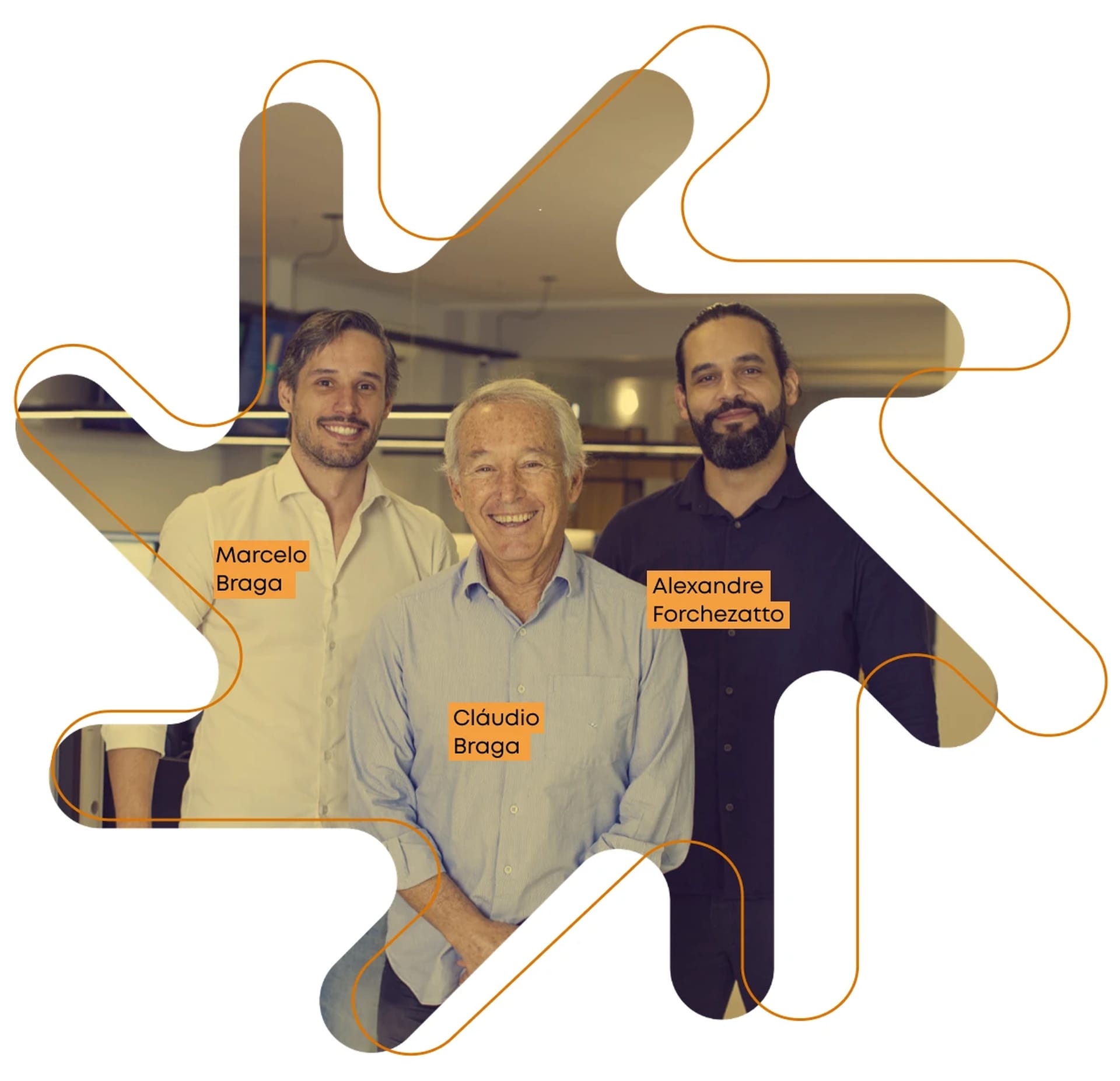 Marcelo Braga, Cláudio Braga e Alexandre Forchezatto, os três sócios da Braga IT, no escritório, com a foto recortada na forma do grafismo da marca.